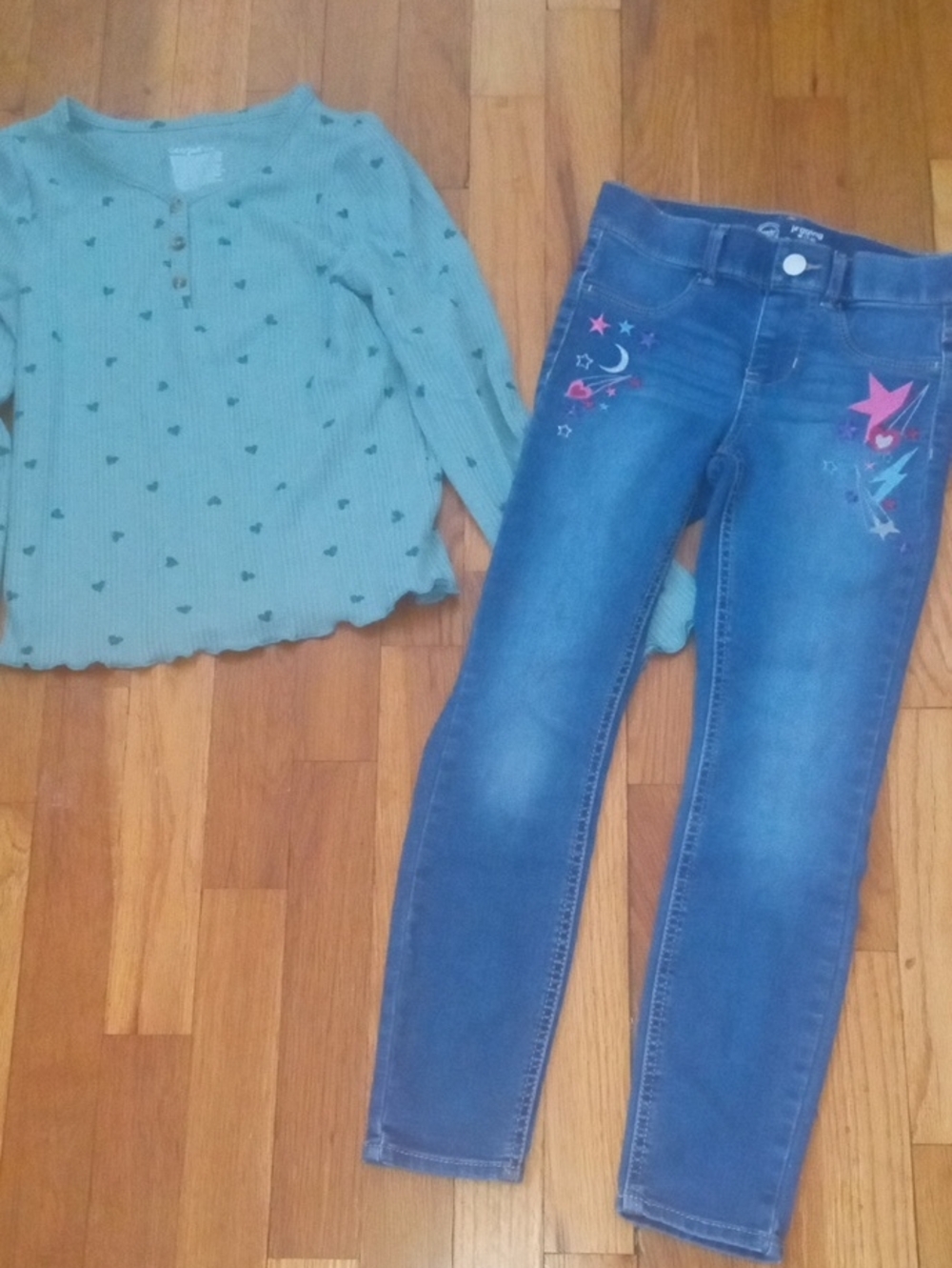 Girl Med Blue Denim Skinny Jeans Star Accents and green long sleeve top